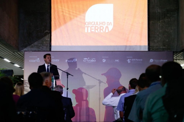 Governador Carlos Massa Ratinho Junior, participa do evento de anúncio dos vencedores do 1º Prêmio Orgulho da Terra, nesta terça-feira (7), na sede do Instituto de Desenvolvimento Rural do Paraná (IDR-Paraná), em Curitiba. - Curitiba, 07/12/2021 Foto: Jonathan Campos/AEN