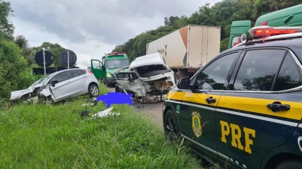 Nesta colisão, a Kombi foi projetada para a pista de sentido contrário e bateu frontalmente contra o Ford Fiesta. (Foto: PRF)