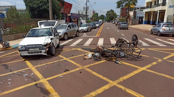 Segundo informações de nossa equipe de reportagem o condutor da moto invadiu a pista contrária e colidiu de frente com o Uno.(Foto: Portal Nova Santa Rosa)