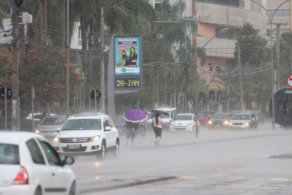 Chuva no Centro cívico, em Curitiba, na tarde de ontem (Foto: Valquir Aureliano)    