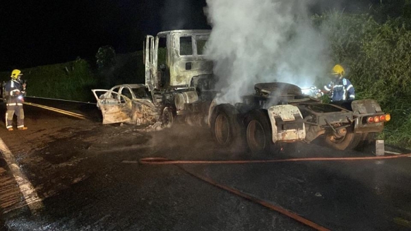 Corpo de Bombeiros foi mobilizado com duas viaturas Auto Bomba Tanque Resgate (ABTR) para combater o incêndio. (Foto: Catve)