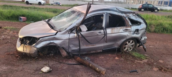 O veículo ficou destruído. (Fotos: PRF)