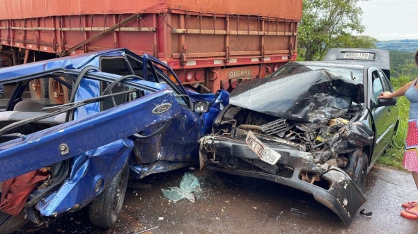 O acidente envolveu dois carros e um caminhão.(Foto: PRE)