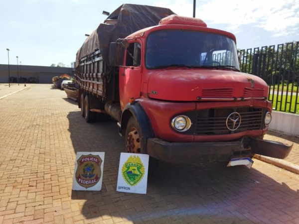 No caminhão foram encontradas 600 caixas de cigarros. (Foto: Polícia Federal)