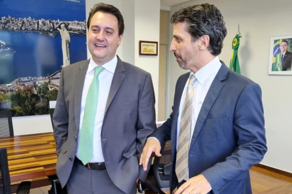 O governador Carlos Massa Ratinho Junior se reuniu nesta quinta-feira (10), em Brasília, com o ministro do Meio Ambiente, Joaquim Leite, e com presidente do Instituto Brasileiro do Meio Ambiente e dos Recursos Naturais Renováveis (Ibama), Eduardo Bim, para debater o projeto da Nova Ferroeste, estrada de ferro que ligará Maracaju, no Mato Grosso do Sul, ao Porto de Paranaguá, no litoral paranaense. Foto: AEN
