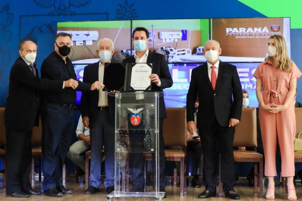 O governador Carlos Massa Ratinho Junior assinou nesta segunda-feira (14) o repasse de R$ 16 milhões para hospitais do Estado, durante um evento realizado no Palácio Iguaçu. Foto: José Fernando Ogura/AEN