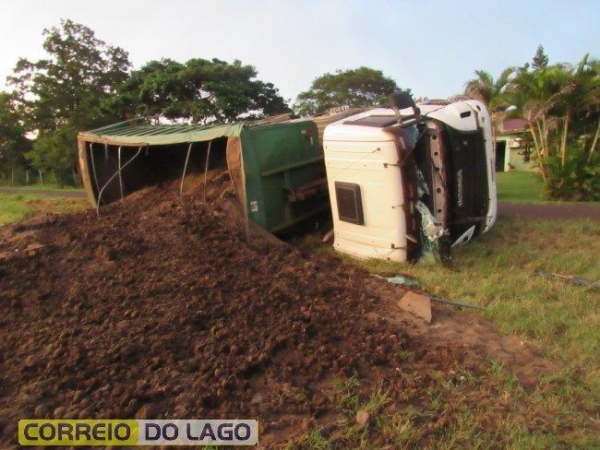O veículo estava carregado de esterco e a carga ficou espalhada pela grama.(Foto: Correio do Lago)