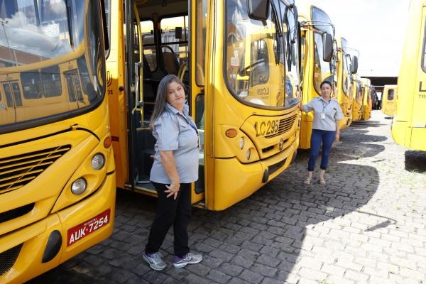 Rosana e Cassiani: motoristas em linhas de ônibus na Grande Curitiba (Foto: Frankin de Freitas)