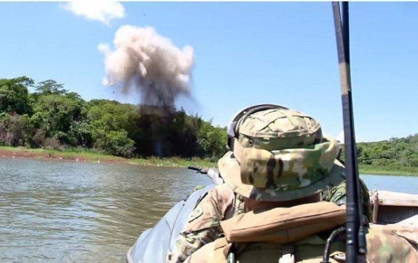 Forças de segurança explodem porto clandestino na região de Guaíra (Foto: Zito Terres/RPC )