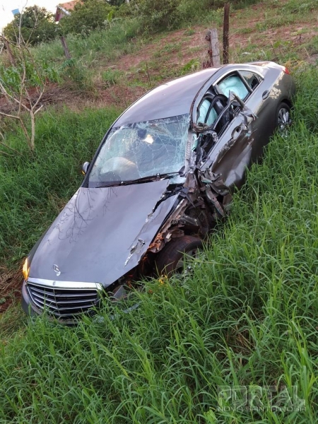 Ó veículo foi parar as margens da rodovia. (Foto: Divulgação/Arquivo Pessoal)