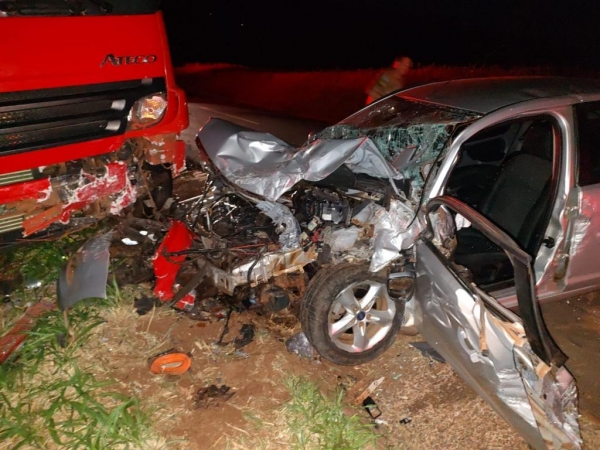 O veículo ficou com a frente destruída. (Fotos: PRE)