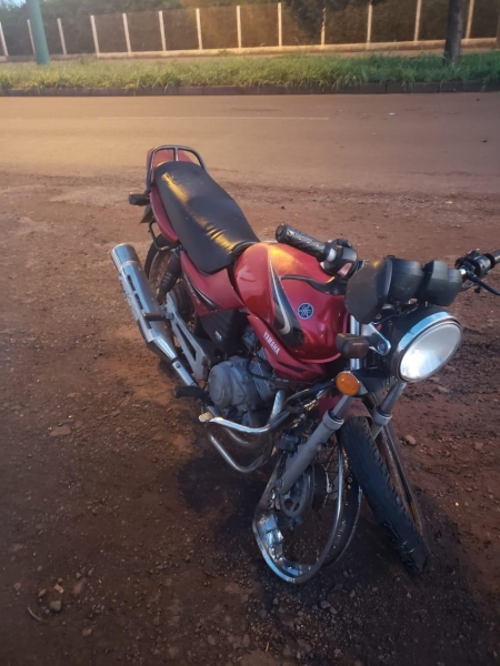 A moto teve a frente danificado pelo impacto. (Fotos: PRE)
