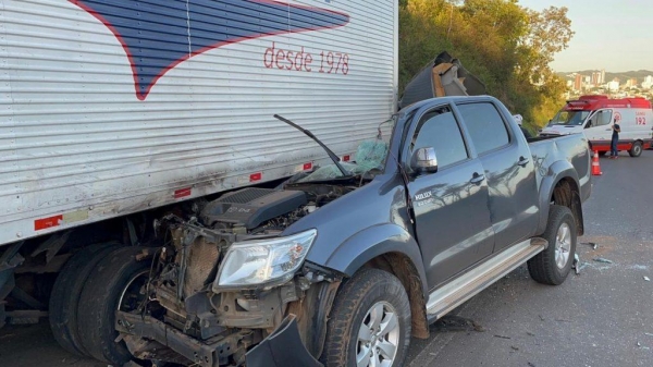 A caminhonete ficou destruída e presa em baixo do caminhão. (Foto RBJ)