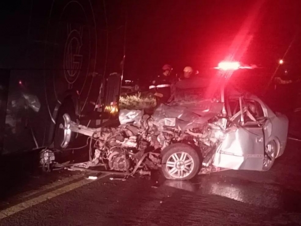 Carro e ônibus bateram de frente em Colorado — Foto: PRE