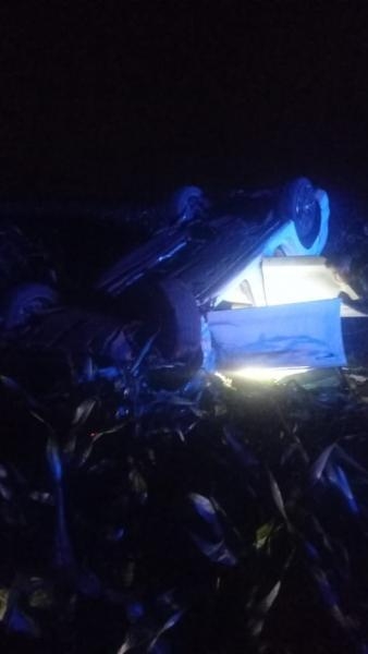 O VW/Jetta trafegava pela rodovia, quando perdeu o controle, saiu da pista e capotou. Foto: PRF