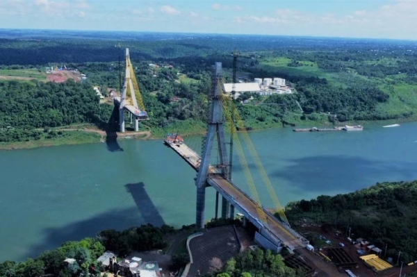 A obra da nova Ponte da Integração Brasil – Paraguai, entre Foz do Iguaçu, na região Oeste, e Presidente Franco, atingiu o índice de 82% de conclusão agora em abril, um investimento de R$ 194 milhõe - Curitiba, 25/04/2022 Foto: DER-PARANÁ