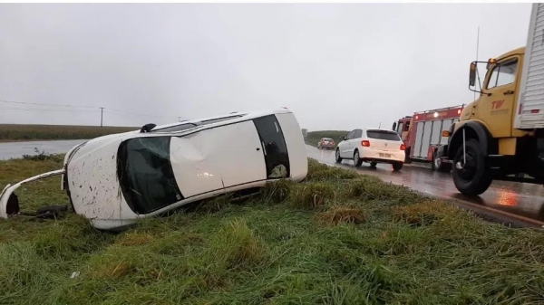 O automóvel parou de lado no canteiro central da BR. Foto: Catve