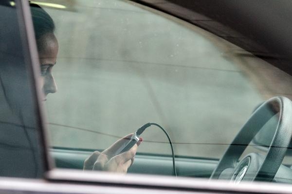 Dirigir e usar o celular quadruplica risco de acidente (Foto: Frankin de Freitas)
