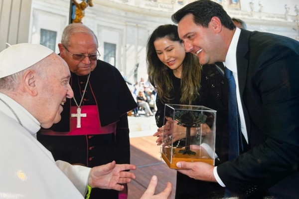 O governador Carlos Massa Ratinho Junior se encontrou nesta quarta-feira (8) na Praça São Pedro, no Vaticano, com o Papa Francisco. Foto: Vatican Media