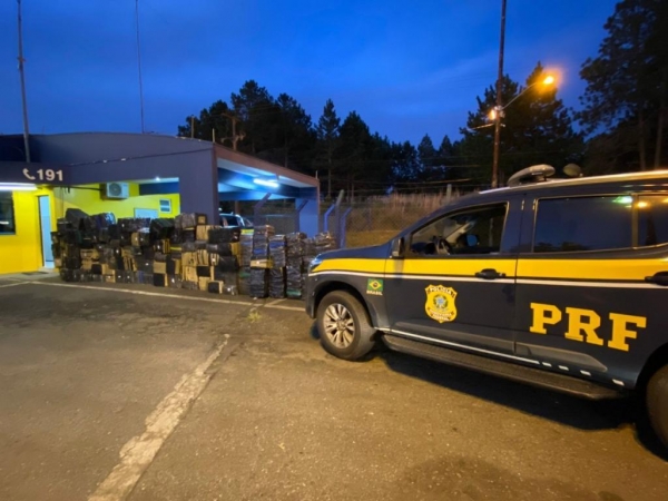 Em apenas uma apreensão, quase 3,5 toneladas foram apreendidas nos Campos Gerais, recorde no ano; sete pessoas foram presas e uma menor foi apreendida durante as ações. Foto: PRF