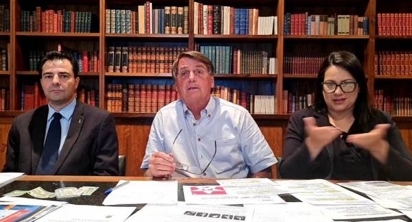 Bolsonaro, na live desta quinta-feira (Foto: Reprodução de vídeo)