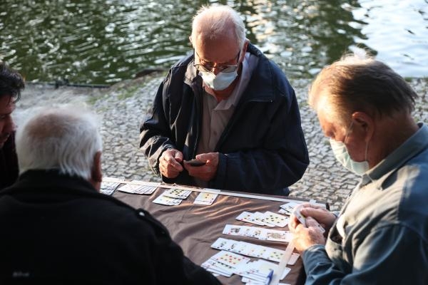 Jogo de baralho com amigos em parque de Curitiba: em atividade (Foto: Frankin de Freitas)