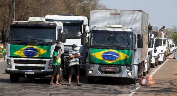 Para receberem o auxílio, caminhoneiros devem ter registro como autônomos até 31/5. Foto: JOÉDSON ALVES/EFE