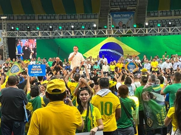 Bolsonaro discursa na convenção: presidente foi chamado ao palco, onde subiu ao lado da primeira-dama, Michelle Bolsonaro. (Foto: PL/divulgação)