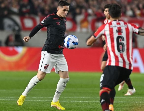 Khellven enfrenta o Estudiantes, em La Plata (Foto: Divulgação/Athletico.com.br/José Tramontin)