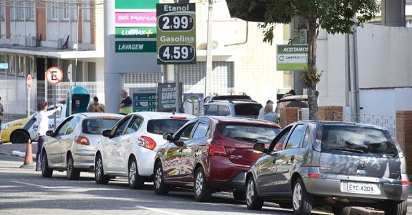 Henry Milleo – Nos poucos postos com gasolina