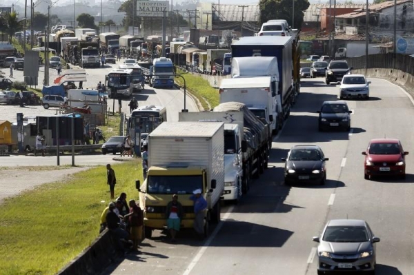 © (Thomaz Silva/Agência Brasil) Balanço divulgado pela Polícia Rodoviária Federal (PRF) nesta segunda-feira (21) aponta que há 11 interdições e sete bloqueios em rodovias federais de dois estados. Os atos estão sendo realizados em Uberlândia (MG) e em Mato Grosso, nos municípios de Confresa, Lucas do Rio Verde, Sinop, Campo Novo dos Parecis, Sapezal e Campos de Júlio. 