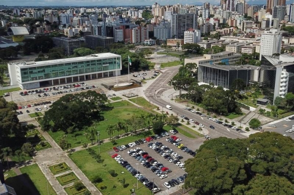 Foto: Reprodução/Secom Paraná As paranaenses Copel, Sanepar, Celepar, Cohapar, Fomento Paraná, Portos do Paraná e BRDE (nesse caso, parte paranaense) estão entre as 500 maiores empresas do Sul do Brasil. O levantamento foi realizado pela Revista Amanhã e divulgado na tarde desta terça-feira (29) em Porto Alegre, durante o evento de premiação das “500 Maiores do Sul”, que ocorreu de forma híbrida, com transmissão no canal de YouTube do Grupo Amanhã. O ranking é considerado o mais importante indicador regional de empresas do País.  PRINCIPAIS NOTÍCIAS PELO 