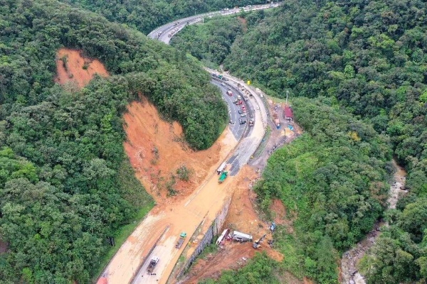 Equipes começam a retirar terra na pista sul da BR-376 e continuam buscas por vítimas Foto: Albari Rosa/AEN