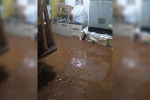 Dez famílias ficam desalojadas após temporal alagar casas e causar estragos no Paraná — Foto: Foto Cedida/Eduarda Viviane Dobrychtop