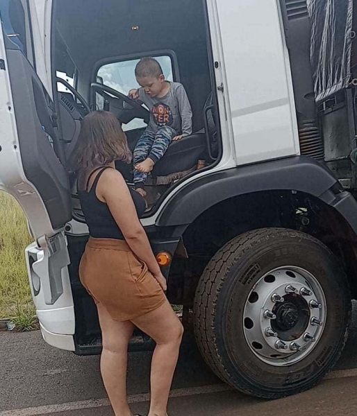Paola Calegari com o filho e o caminhão que dirige (Acervo pessoal)