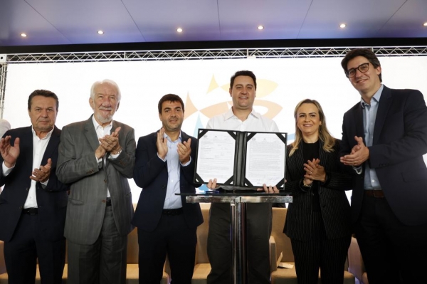 O governador Carlos Massa Ratinho Junior participou nesta quinta-feira (1) do lançamento das obras do AquaFoz, o aquário de Foz do Iguaçu. A unidade do Grupo Cataratas está recebendo um investimento de R$ 100 milhões e tem estimativa de gerar de até 300 empregos diretos. A estrutura também deve ampliar a atração de turistas para o município. Foto: Albari Rosa/AEN