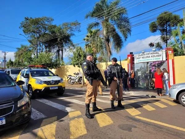 Segundo a Polícia Militar, um ex-aluno, 21 anos, foi até a direção da escola para solicitar documentos, quando fez os disparos. Na ação, ele baleou uma menina, que não resistiu aos ferimentos e morreu.  A idade das vítimas não havia sido divulgada até a última atualização desta reportagem.  Após os disparos, a polícia foi acionada e o atirador foi preso. Policiais militares, Corpo de Bombeiros e Samu estão no local.  Após o ataque, o governador Ratinho Junior (PSD) decretou luto oficial de três dias.  *Reportagem em atualização