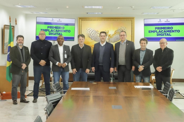 O governador Carlos Massa Ratinho Jr., ao lado do diretor- presidente do Departamento de Trânsito do Paraná (Detran-PR), Adriano Furtado, apresentou o sistema de emplacamento digital. Foto: Roberto Dziura Jr/AEN