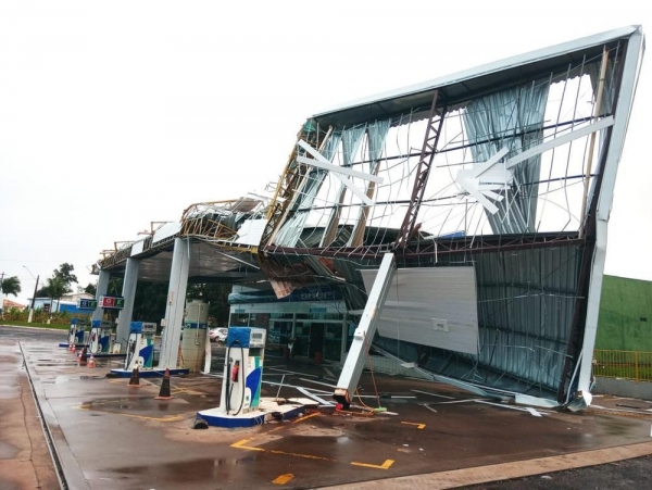 Cobertura de posto de combustíveis é arrancado por vendaval — Foto: Colaboração