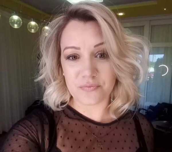 Mulher tinha 39 anos e estava em casa quando sofreu o acidente — Foto: Redes sociais/ Reprodução