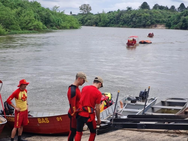 Corpo de menina de 11 anos desaparecida há quatro dias é encontrado no Rio Iguaçu — Foto: Divulgação/Corpo de Bombeiros