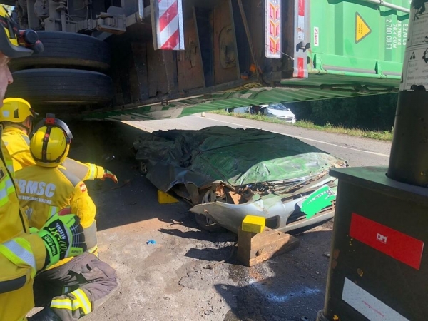 Contêiner de caminhão esmaga carro e mata duas pessoas em Brunópolis, SC — Foto: CBMSC/Divulgação