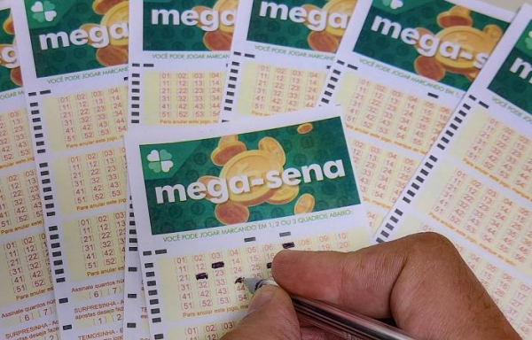 Volantes da Mega Sena sendo preenchidos