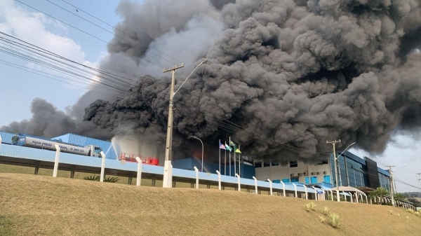 Incêndio começou perto das 14h, segundo os bombeiros — Foto: Reprodução/Corpo de Bombeiros