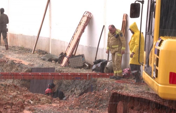 Jovem sobrevive após ficar cerca de duas horas soterrado em obra no Paraná — Foto: Reprodução/RPC