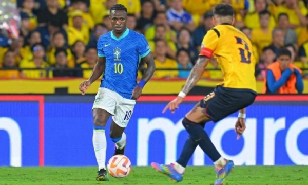 Vinicius Jr controla a bola passando pelo zagueiro equatoriano #03 Piero Hincapie durante a partida de futebol pelas eliminatórias da Copa do Mundo da FIFA 2026 entre Equador e Brasil no estádio Monumental Banco Pichincha em Guayaquil, província de Guayas