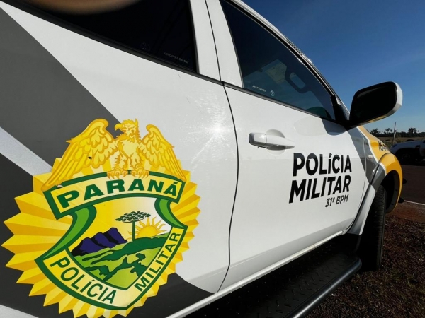 Um homem perdeu R$ 3 mil ao participar de um jogo de azar conhecido como “jogo da bolacha” no parque de diversões instalado no Centro de Eventos de Entre Rios do Oeste, no domingo (15).  Segundo o relato, ele venceu as primeiras apostas de valores baixos, mas acabou sendo induzido a apostar quantias maiores, perdendo duas rodadas seguidas de R$ 1.500 cada. Após as perdas, o responsável pelo jogo devolveu metade do valor, alegando querer evitar problemas com a polícia.  A Polícia Militar foi acionada, lavrou um termo circunstanciado por jogo de azar e orientou os envolvidos. O caso será encaminhado à Justiça. A vítima informou que poderá formalizar denúncia posteriormente.