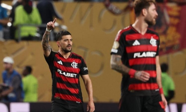Meio-campista uruguaio #10 do Flamengo, Giorgian de Arrascaeta, reage após marcar o primeiro gol durante o Grupo D da Copa do Mundo de Clubes da FIFA 2025