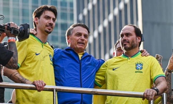 Os vereadores Carlos Bolsonaro (PL-RJ) (d) e Jair Renan Bolsonaro (PL-SC)(e) durante ato em apoio ao pai, o ex- presidente Jair Bolsonaro (PL)(c), na Avenida Paulista