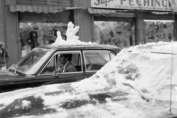 Há 50 anos, Curitiba ficava toda branca: Simepar explica o fenômeno da neve de 1975 Foto: Coleção Miscelânia-Museu da Imagem e do Som do Paraná (MIS-PR)